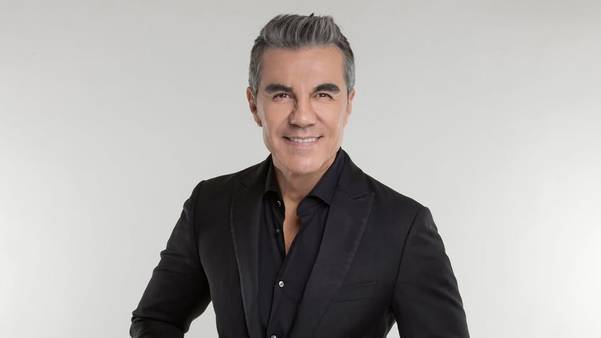 Adrián Uribe: 50 y Pico Tour